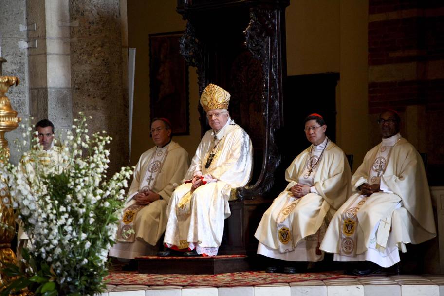 Il Cardinale di Milano Angelo Scola, al centro, con il Cardinale Oscar Rodriguez Maradiaga (a sinistra) e il Cardinale Luis Antonio Taglie celebrano la Santa Messa (Ansa)